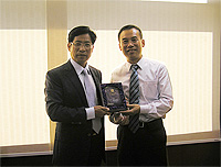 Mr. Luo Chongmin (left), Director of Yunnan Provincial Education Department receives a souvenir from Prof. Xu Yangsheng (right), Pro-Vice-Chancellor of CUHK